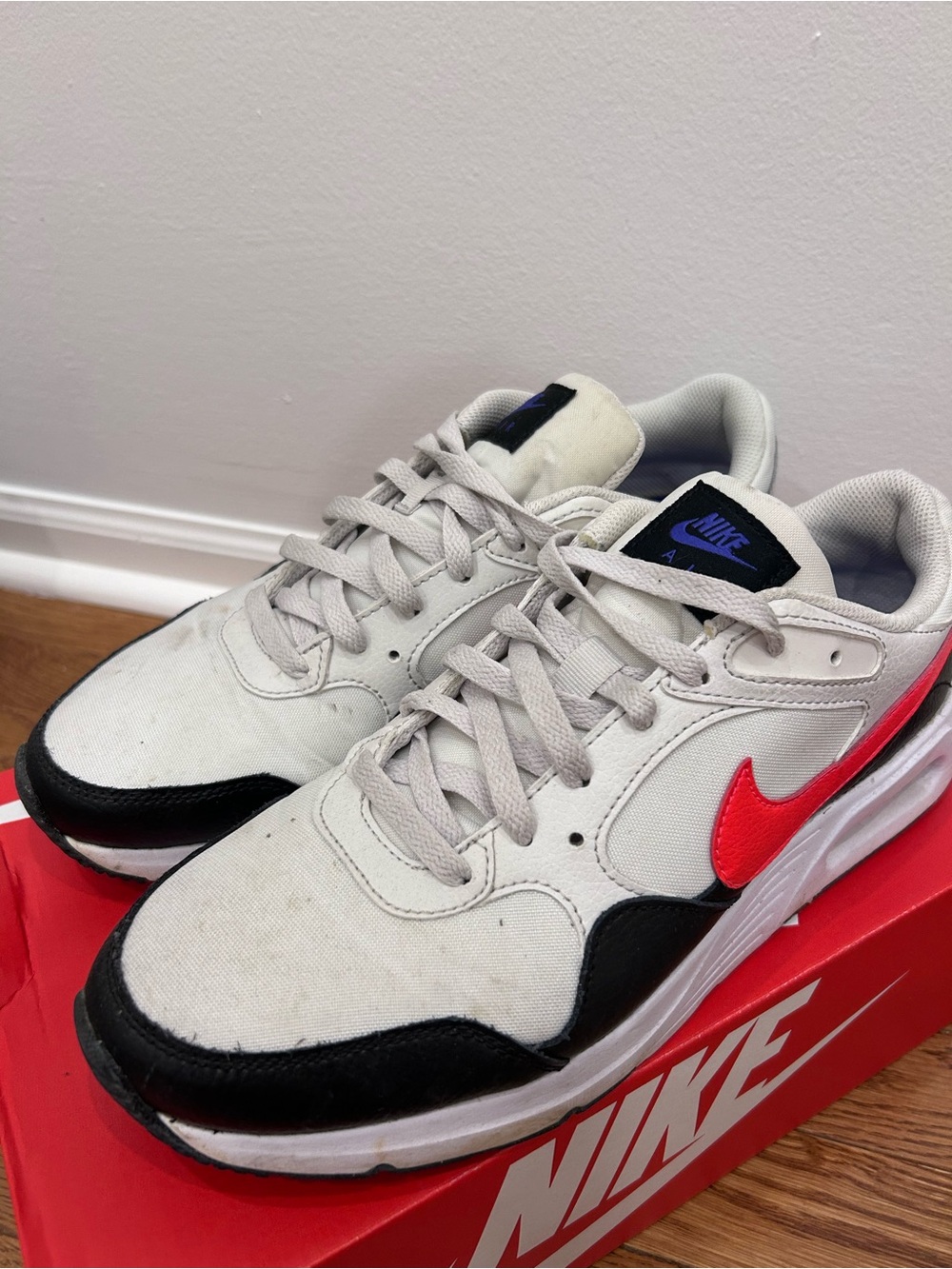 Nike Men’s White/Red/Black Low-Top Sneakers